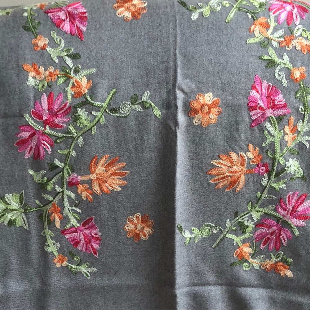 GORGEOUS SCARF - Picture 6 of 6